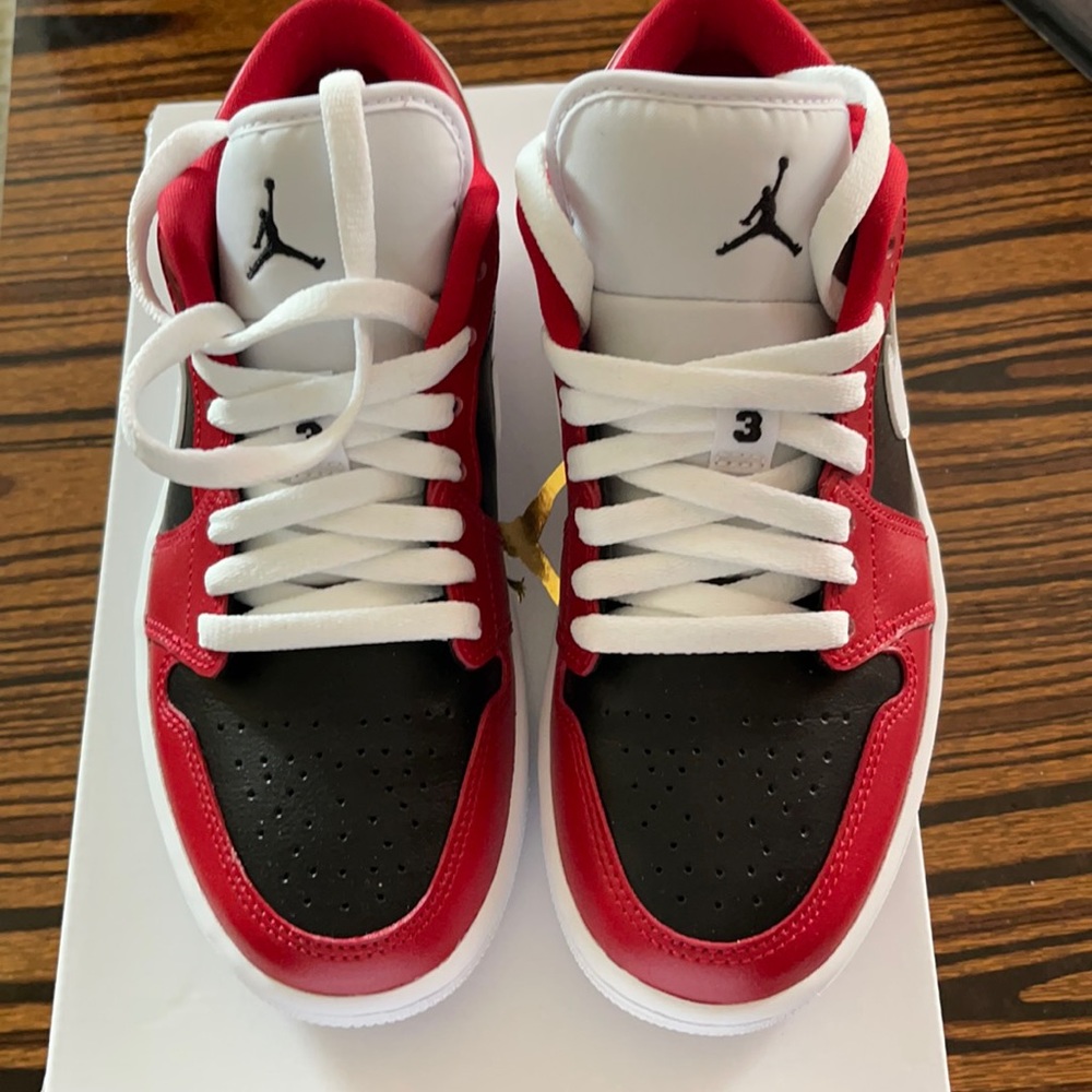 Jordan red white back woman size 6.5